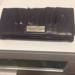 This is a purple d-fusion purse that fits lots!!!!